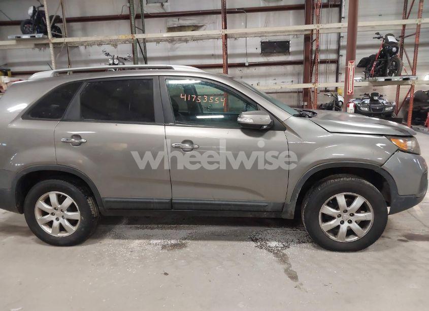 Photo 13 of 2011 Kia Sorento LX V6 (VIN 5XYKT4A2XBG113975)