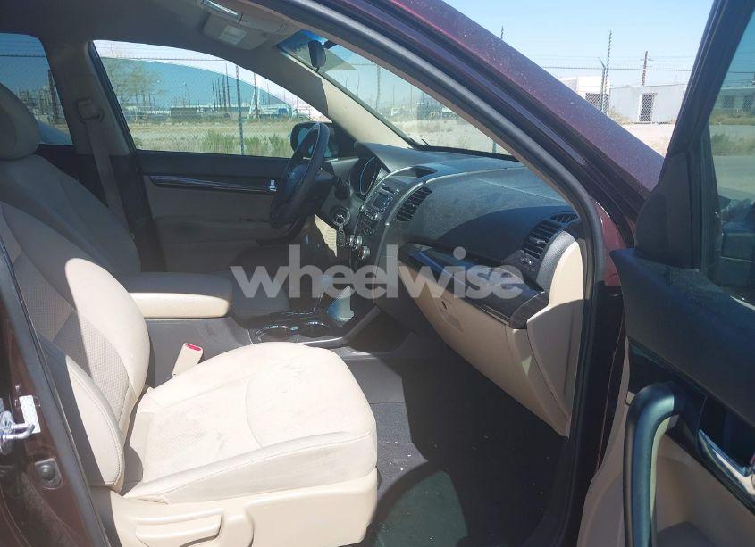 Photo 5 of 2011 Kia Sorento LX V6 (VIN 5XYKT4A2XBG125303)