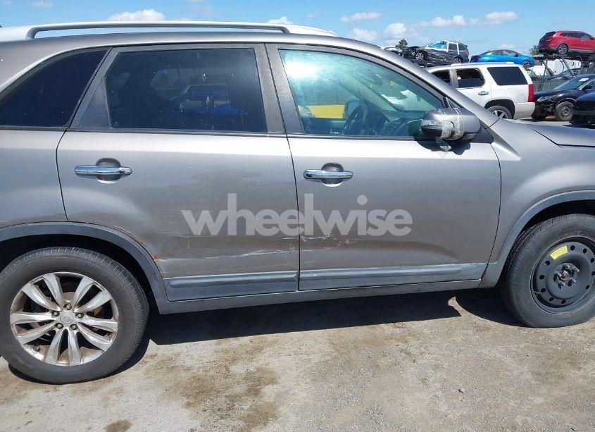 Photo 6 of 2011 Kia Sorento LX V6 (VIN 5XYKT4A2XBG142148)