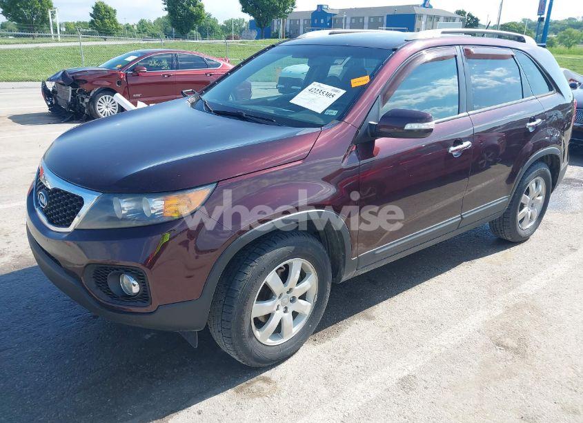 Photo 2 of 2013 Kia Sorento LX V6 (VIN 5XYKT4A2XDG331160)