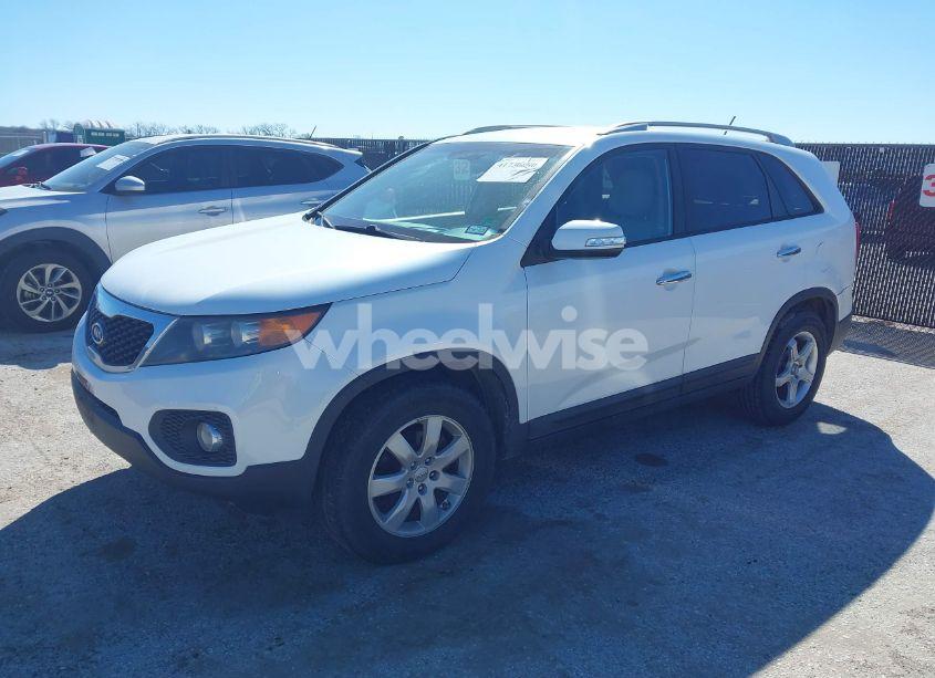Photo 2 of 2013 Kia Sorento LX V6 (VIN 5XYKT4A2XDG337427)