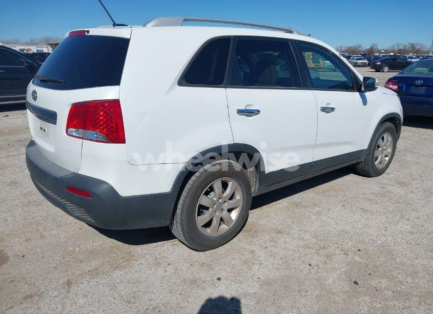 Photo 4 of 2013 Kia Sorento LX V6 (VIN 5XYKT4A2XDG337427)