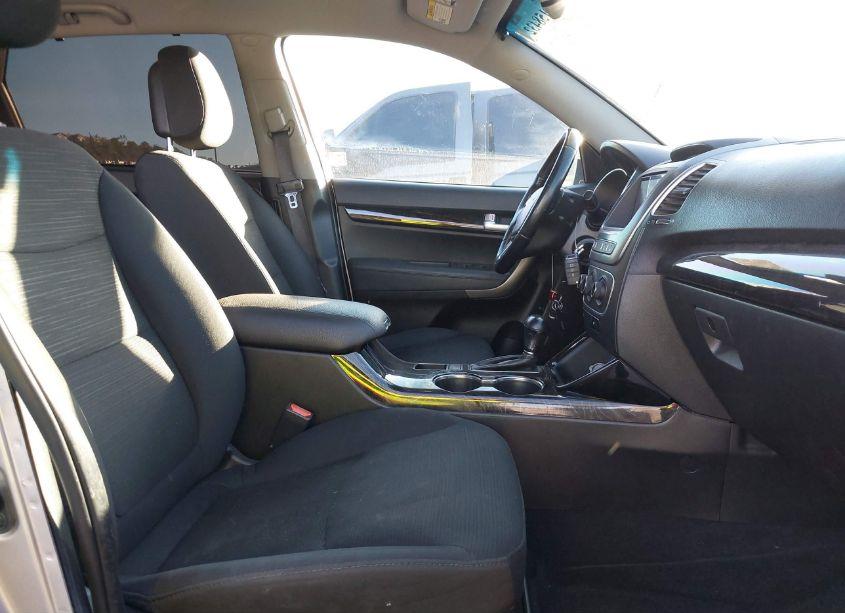 Photo 5 of 2015 Kia Sorento LX (VIN 5XYKT4A60FG624989)