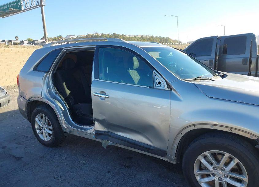 Photo 6 of 2015 Kia Sorento LX (VIN 5XYKT4A60FG624989)