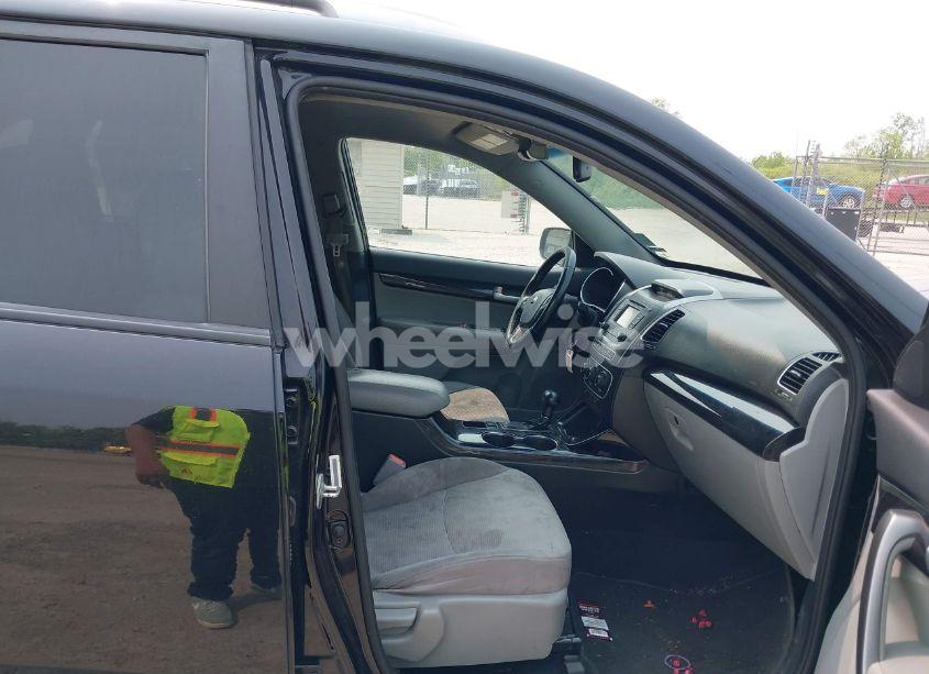 Photo 5 of 2015 Kia Sorento LX (VIN 5XYKT4A60FG649732)