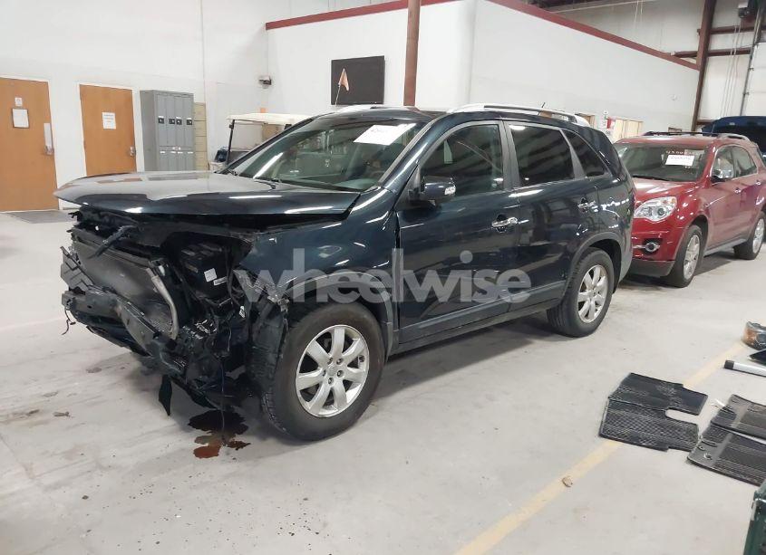 Photo 2 of 2013 Kia Sorento LX (VIN 5XYKT4A61DG371260)