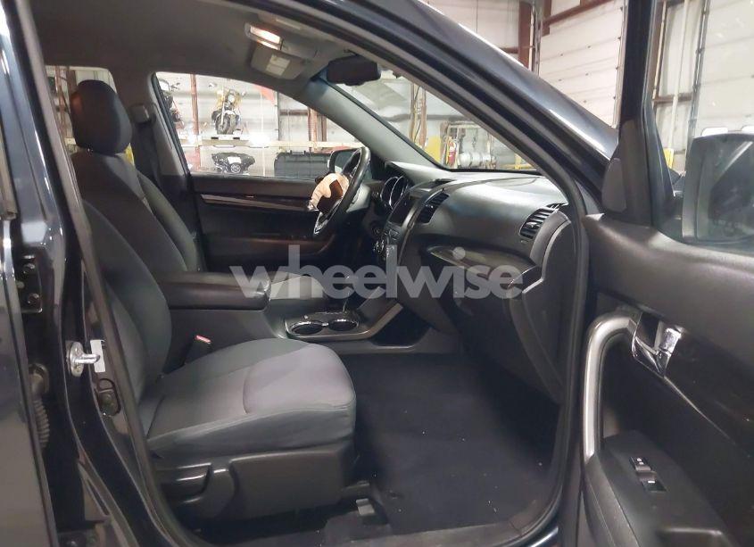 Photo 5 of 2013 Kia Sorento LX (VIN 5XYKT4A61DG371260)