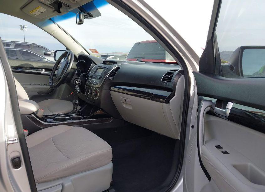 Photo 5 of 2014 Kia Sorento LX (VIN 5XYKT4A61EG481033)