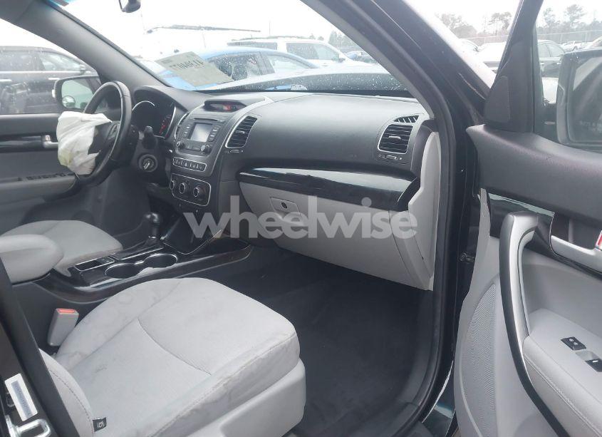 Photo 5 of 2015 Kia Sorento LX (VIN 5XYKT4A61FG577018)