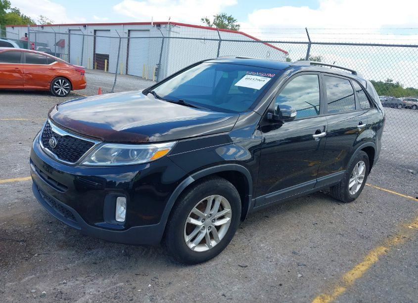 Photo 2 of 2015 Kia Sorento LX (VIN 5XYKT4A61FG630798)