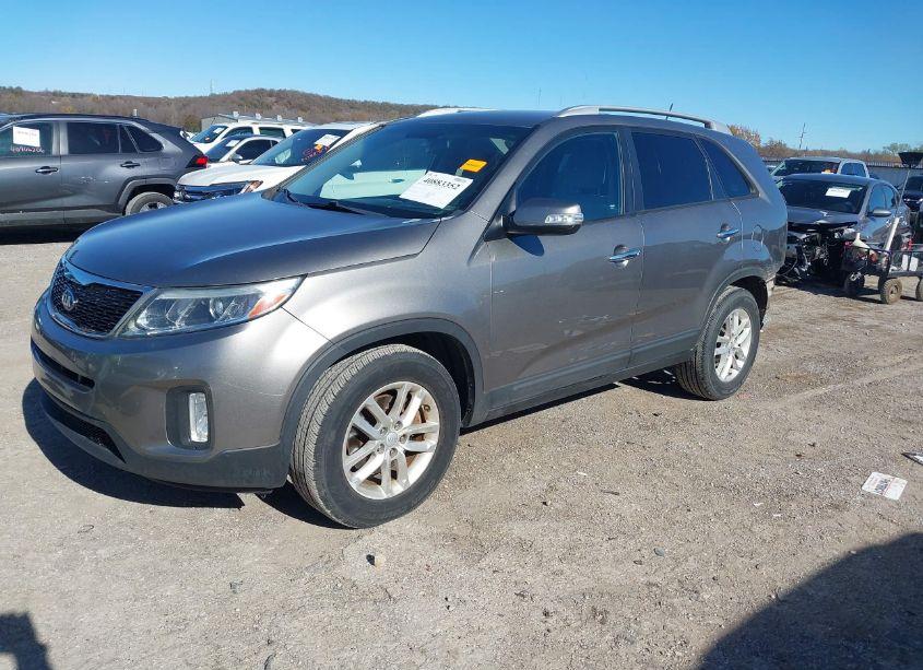 Photo 2 of 2015 Kia Sorento LX (VIN 5XYKT4A61FG657662)