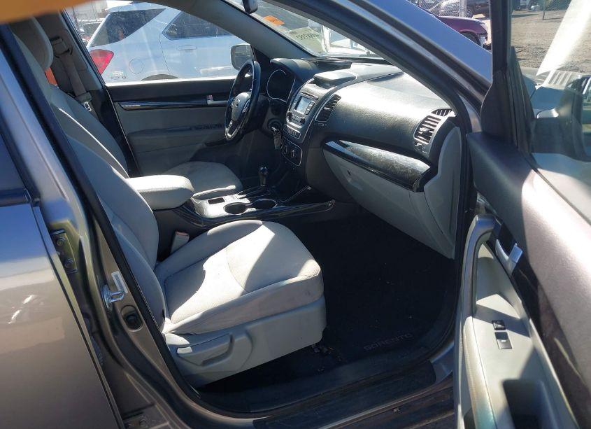 Photo 5 of 2015 Kia Sorento LX (VIN 5XYKT4A61FG657662)