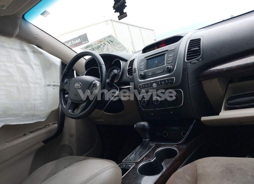 Photo 5 of 2014 Kia Sorento LX (VIN 5XYKT4A62EG436909)