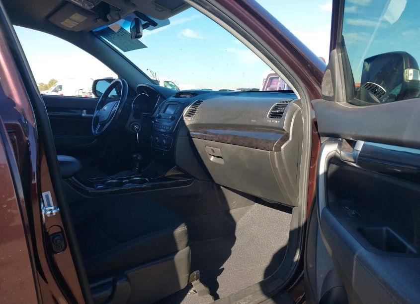 Photo 5 of 2015 Kia Sorento LX (VIN 5XYKT4A62FG622340)