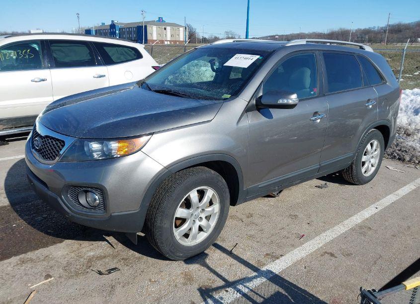 Photo 2 of 2013 Kia Sorento LX (VIN 5XYKT4A63DG326482)