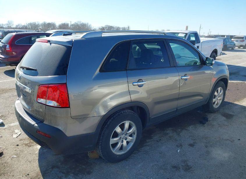 Photo 4 of 2013 Kia Sorento LX (VIN 5XYKT4A63DG326482)
