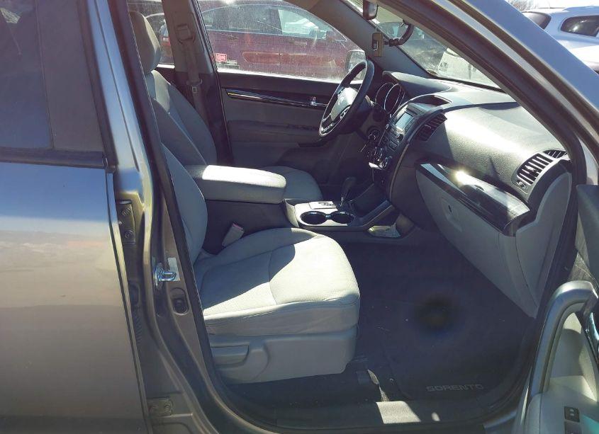 Photo 5 of 2013 Kia Sorento LX (VIN 5XYKT4A63DG326482)