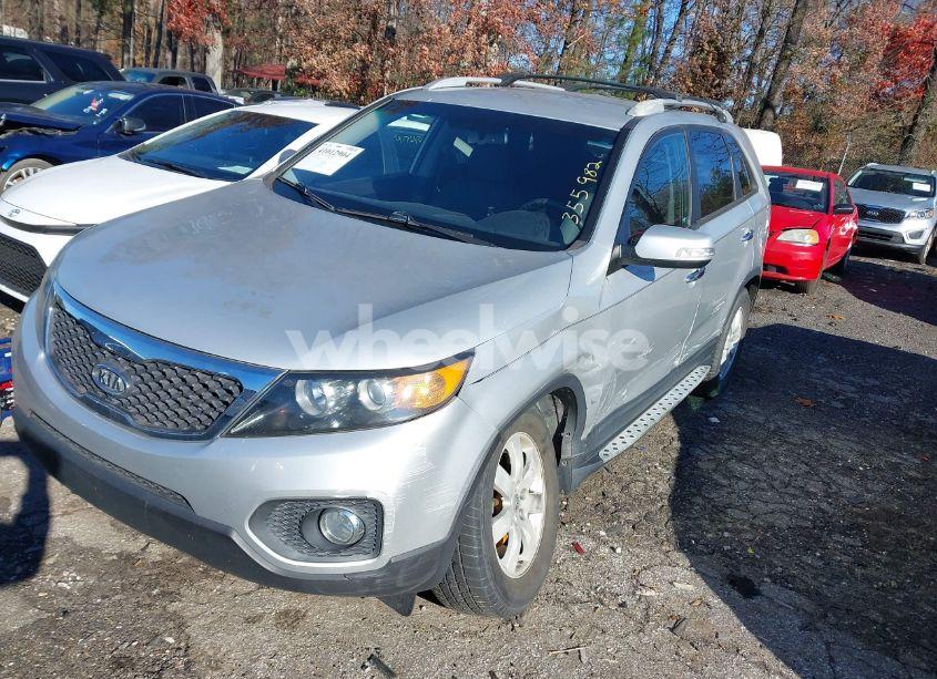 Photo 2 of 2013 Kia Sorento LX (VIN 5XYKT4A63DG355982)