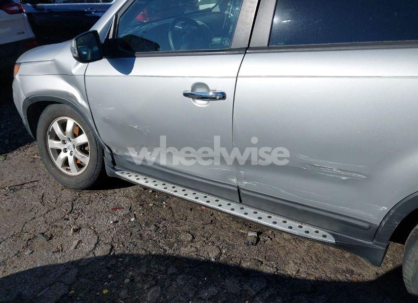 Photo 6 of 2013 Kia Sorento LX (VIN 5XYKT4A63DG355982)