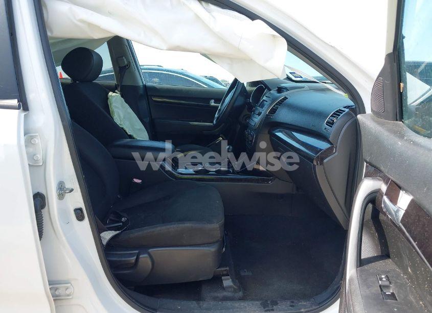 Photo 5 of 2014 Kia Sorento LX (VIN 5XYKT4A63EG425417)