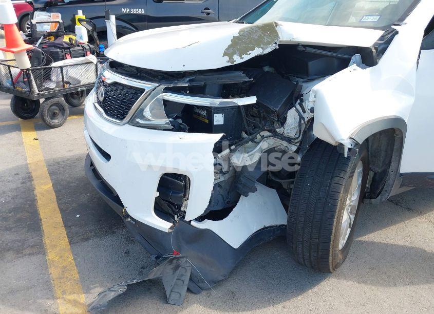 Photo 6 of 2014 Kia Sorento LX (VIN 5XYKT4A63EG425417)