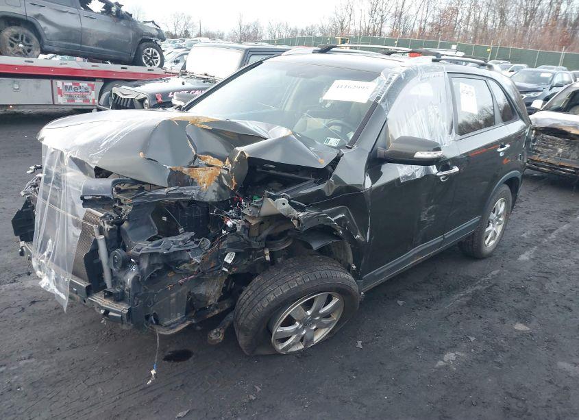 Photo 2 of 2013 Kia Sorento LX (VIN 5XYKT4A64DG330587)