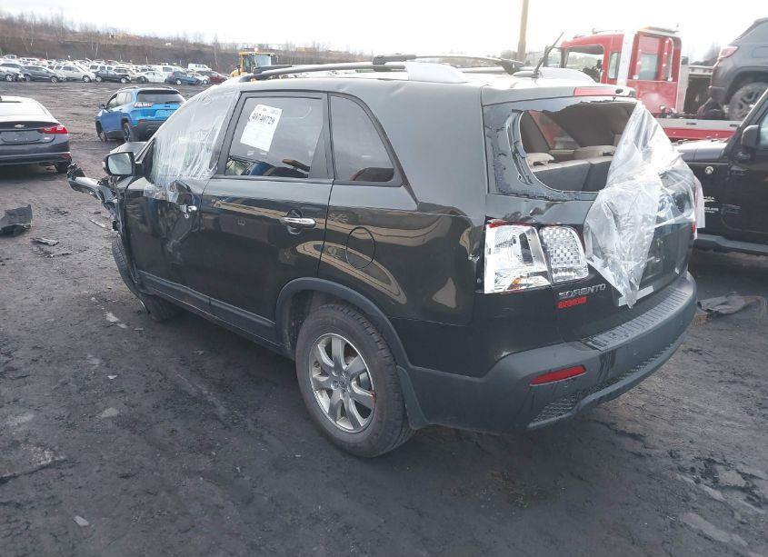 Photo 3 of 2013 Kia Sorento LX (VIN 5XYKT4A64DG330587)