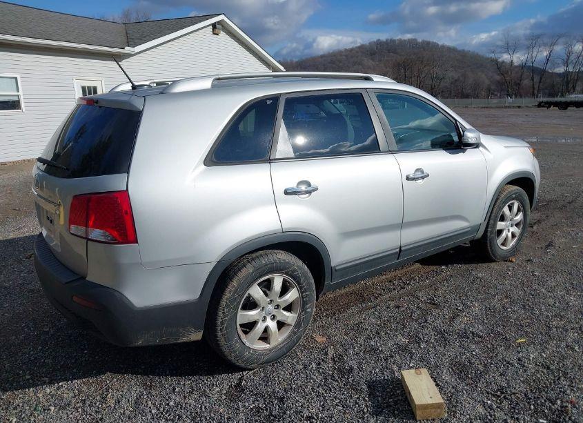 Photo 4 of 2013 Kia Sorento LX (VIN 5XYKT4A64DG405868)