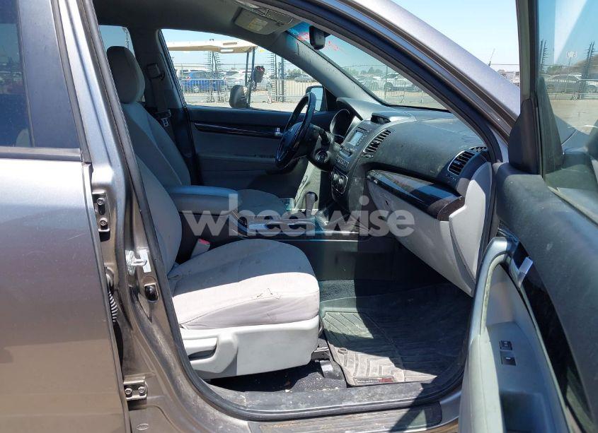 Photo 5 of 2014 Kia Sorento LX (VIN 5XYKT4A64EG448740)