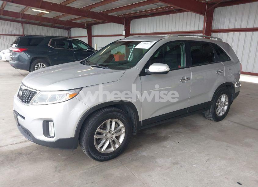 Photo 2 of 2015 Kia Sorento LX (VIN 5XYKT4A64FG589597)