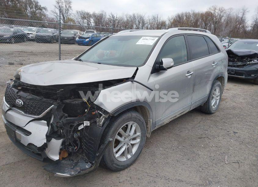 Photo 2 of 2015 Kia Sorento LX (VIN 5XYKT4A64FG604745)