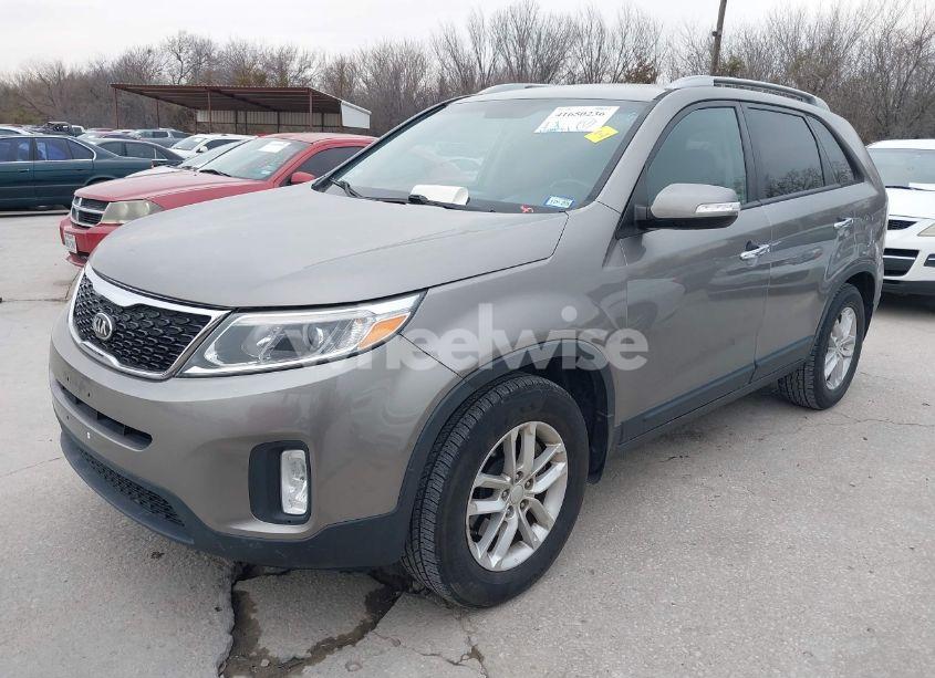 Photo 2 of 2015 Kia Sorento LX (VIN 5XYKT4A64FG625787)