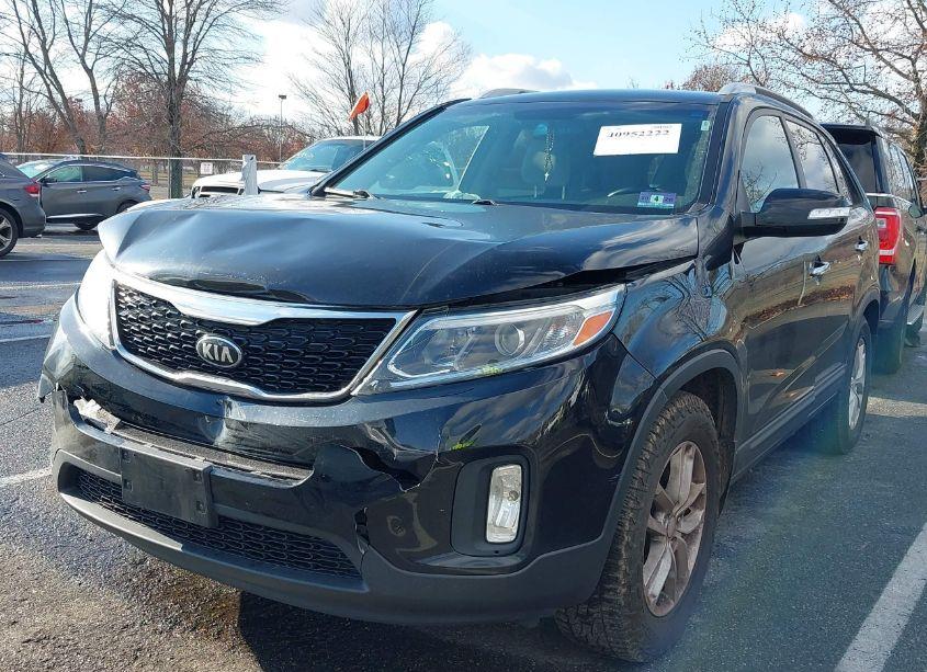 Photo 2 of 2015 Kia Sorento LX (VIN 5XYKT4A64FG641360)