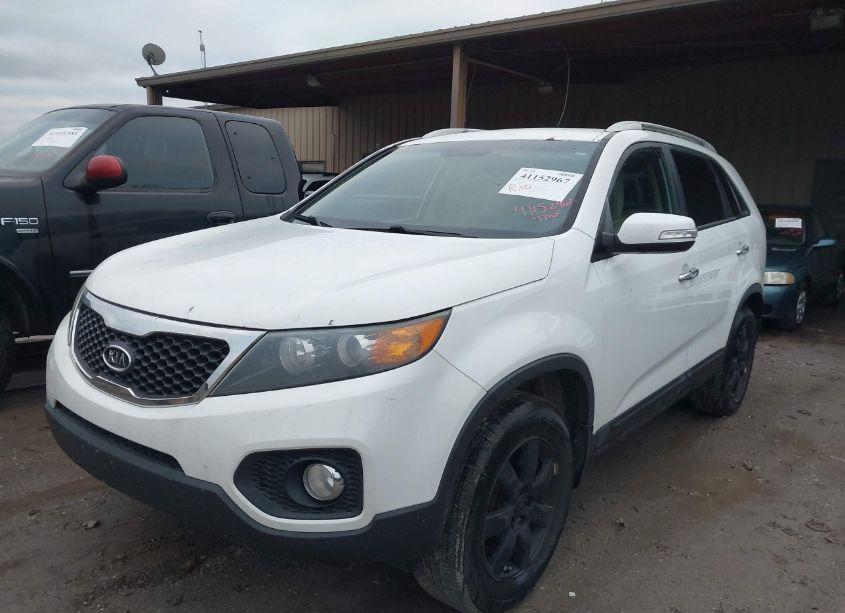 Photo 2 of 2013 Kia Sorento LX (VIN 5XYKT4A65DG421111)