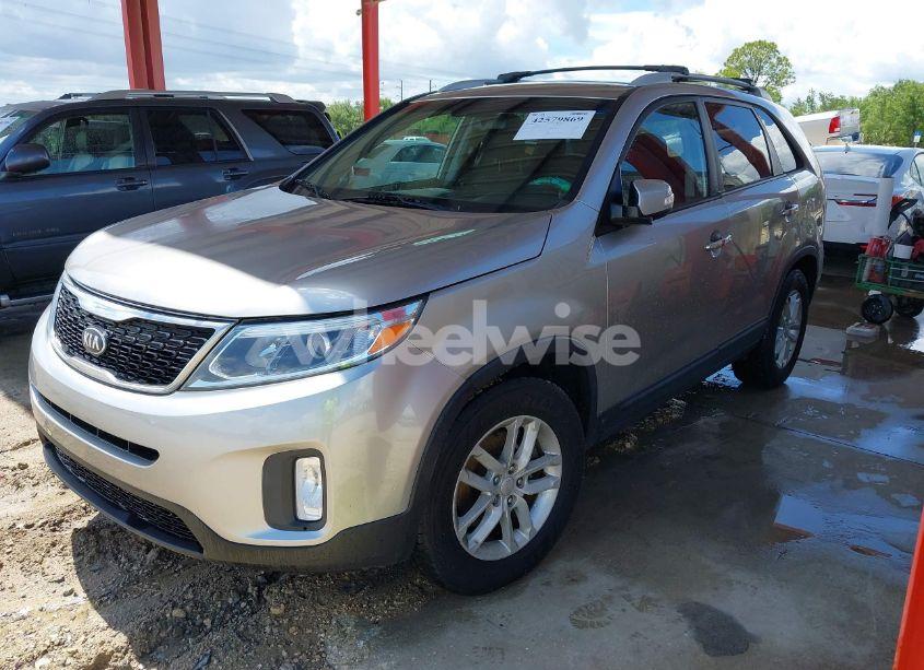 Photo 2 of 2014 Kia Sorento LX (VIN 5XYKT4A65EG464543)