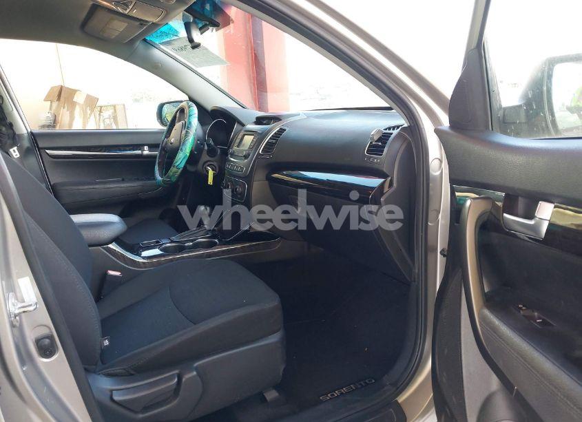 Photo 5 of 2014 Kia Sorento LX (VIN 5XYKT4A65EG464543)