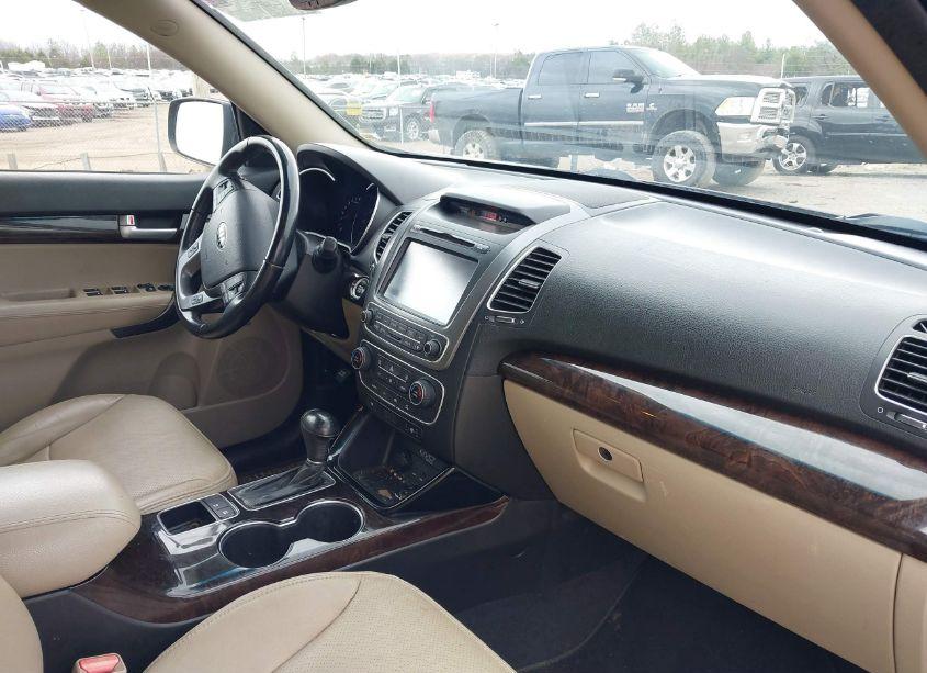 Photo 5 of 2014 Kia Sorento LX (VIN 5XYKT4A65EG482301)