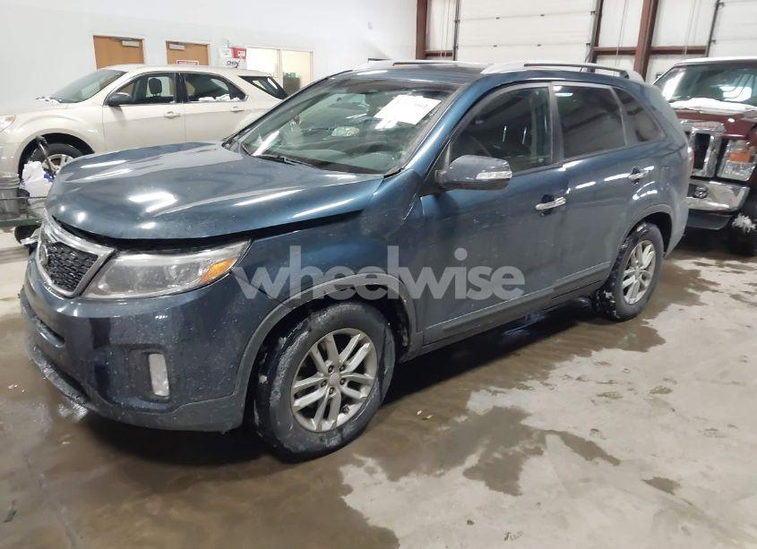 Photo 2 of 2015 Kia Sorento LX (VIN 5XYKT4A65FG608755)