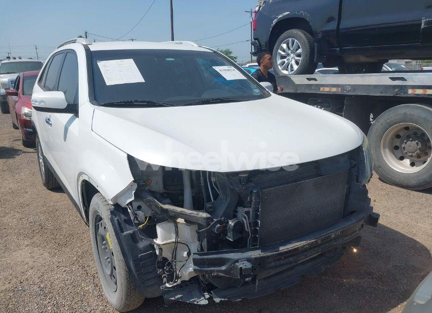 2015 Kia Sorento LX (VIN 5XYKT4A65FG659155) main photo