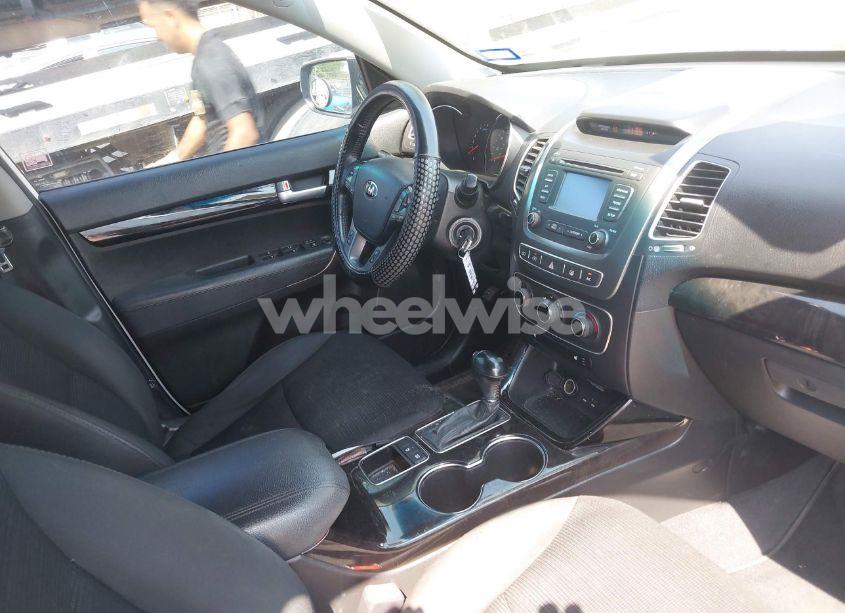 Photo 5 of 2015 Kia Sorento LX (VIN 5XYKT4A65FG659155)