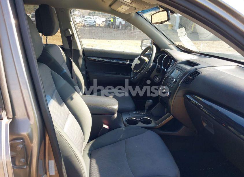 Photo 5 of 2013 Kia Sorento LX (VIN 5XYKT4A66DG357211)