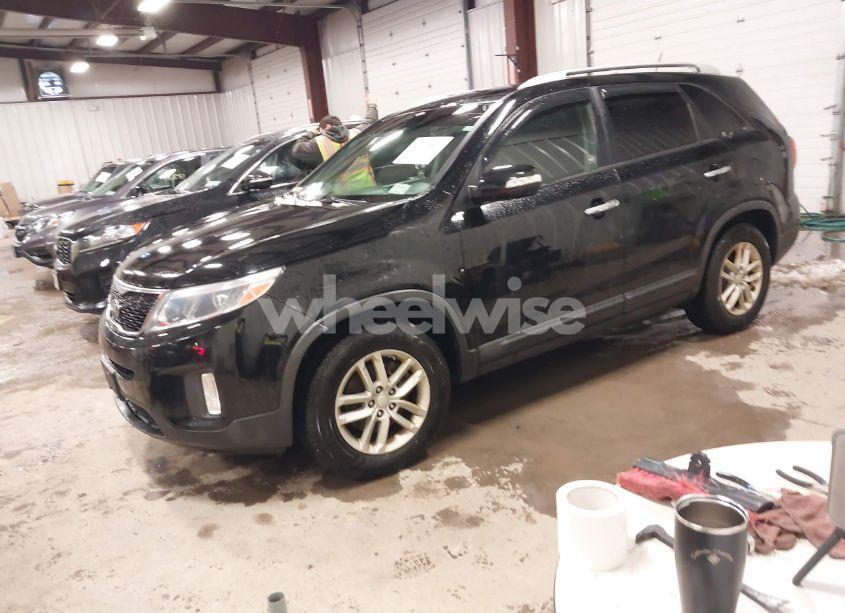 Photo 2 of 2014 Kia Sorento LX (VIN 5XYKT4A66EG492822)