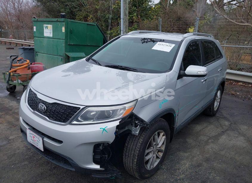Photo 2 of 2014 Kia Sorento LX (VIN 5XYKT4A66EG499866)