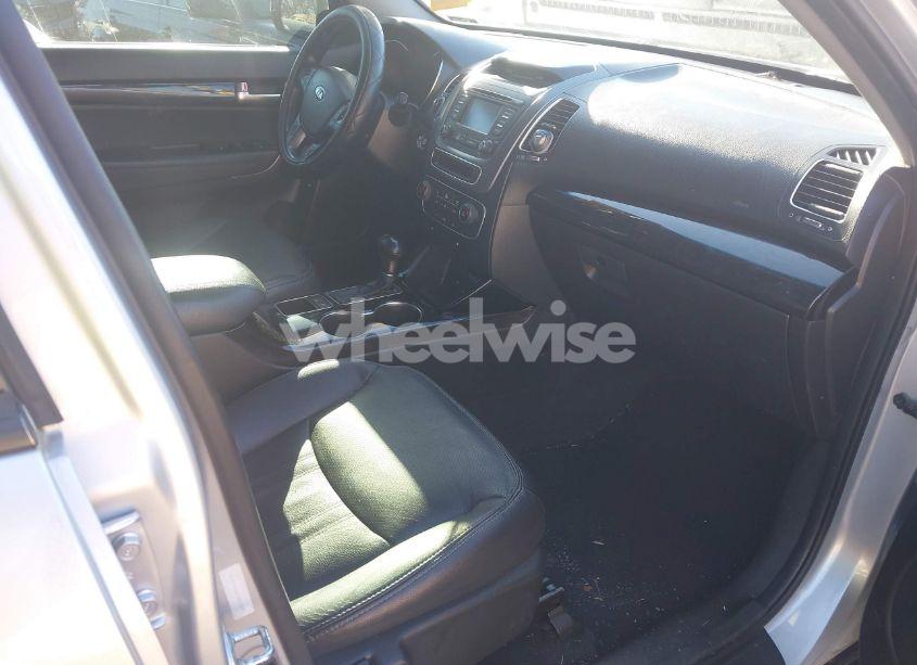 Photo 5 of 2014 Kia Sorento LX (VIN 5XYKT4A66EG500899)