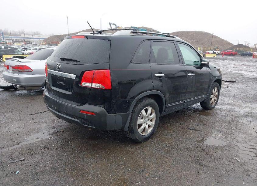 Photo 4 of 2012 Kia Sorento LX (VIN 5XYKT4A67CG260341)