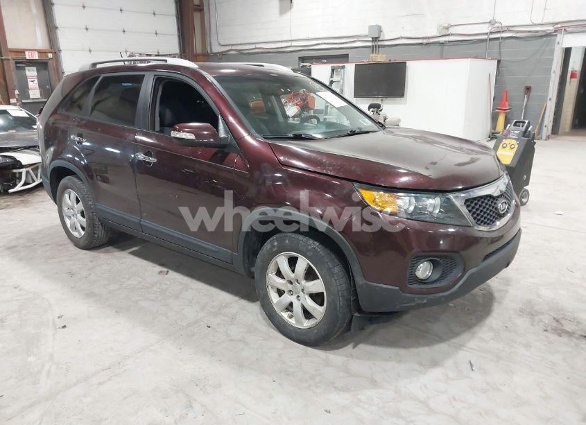 2013 Kia Sorento LX (VIN 5XYKT4A67DG372610) main photo