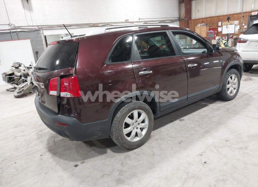 Photo 4 of 2013 Kia Sorento LX (VIN 5XYKT4A67DG372610)