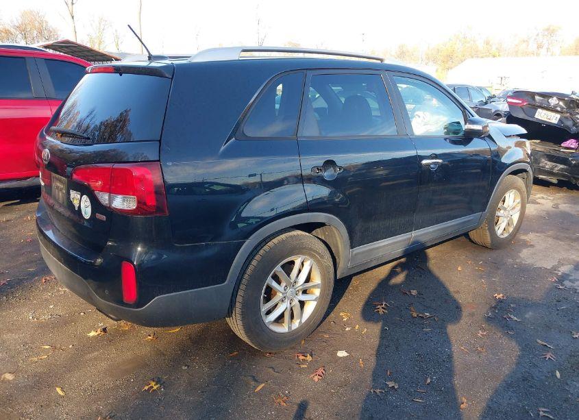 Photo 4 of 2014 Kia Sorento LX (VIN 5XYKT4A67EG482624)