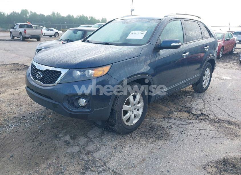 Photo 2 of 2012 Kia Sorento LX (VIN 5XYKT4A68CG197508)