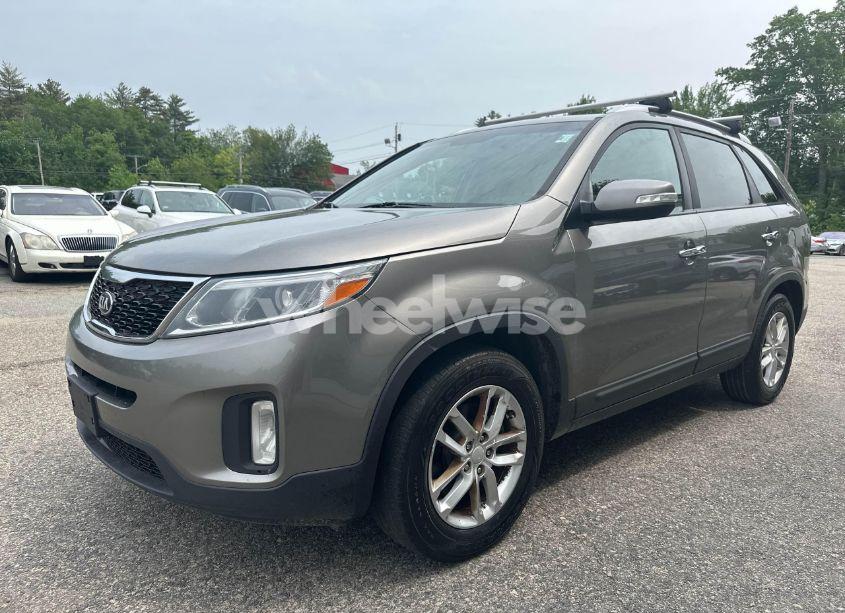 Photo 2 of 2014 Kia Sorento LX (VIN 5XYKT4A68EG429673)